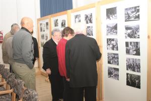 Obiskovalci so po prireditvi z zanimanjem iskali znane obraze na razstavljenih fotografijah